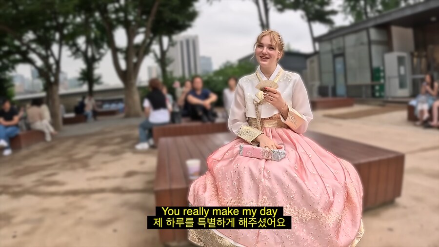 유튜브) 외국인들 사진찍어서 선물해주는 유튜버_34.png