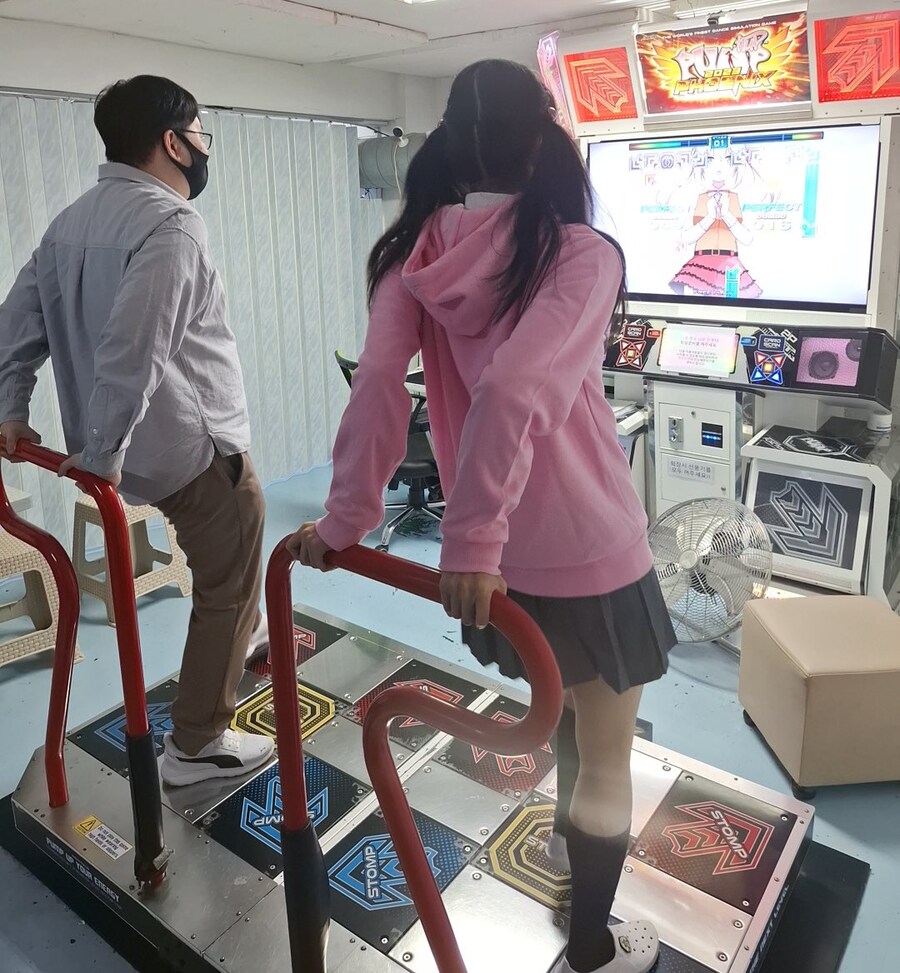 아빠가 산 게임기에 한소리 하러 온 딸_1.jpg