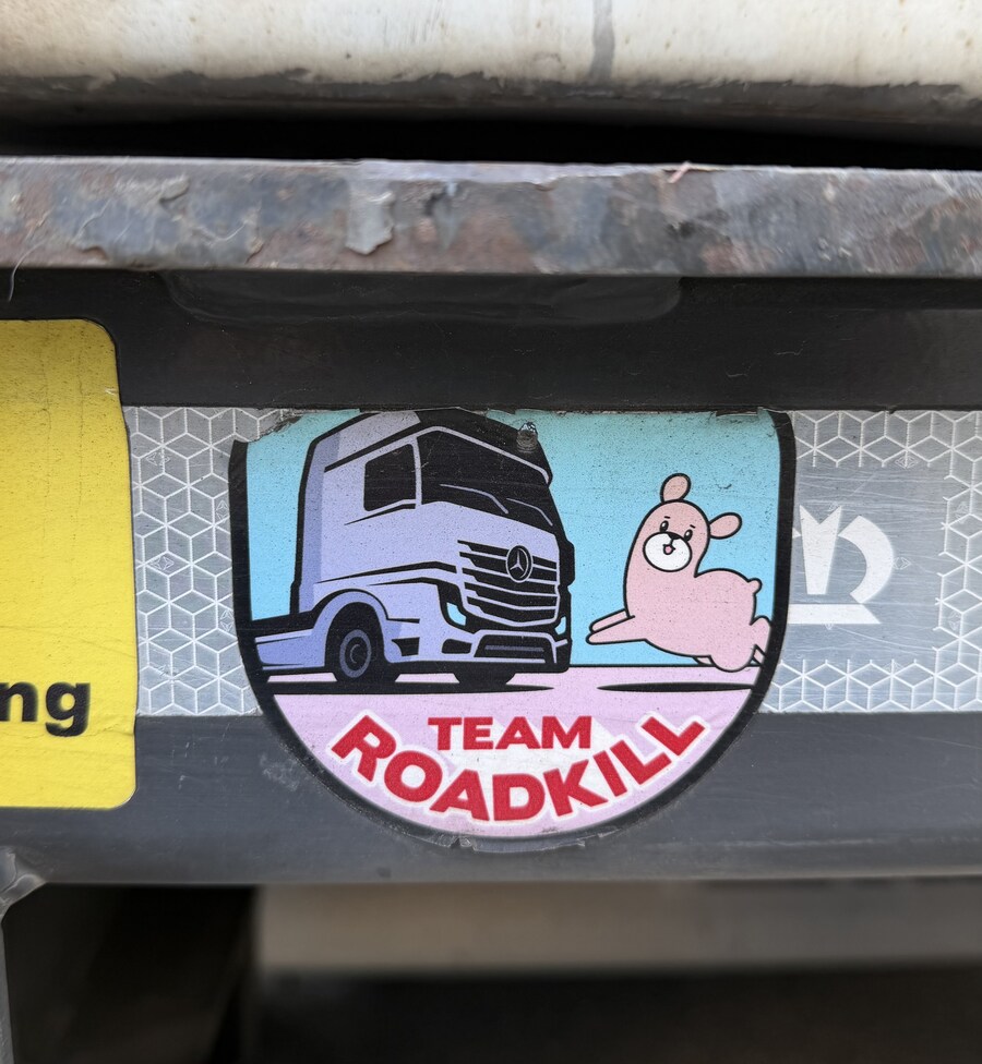 컨테이너 트레일러에 붙은 귀여운 스티커_1.jpg