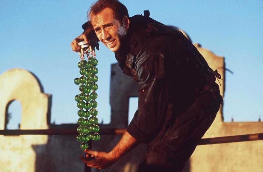 청포도 알사탕을 들고 있는 니콜라스 케이지_1.jpg