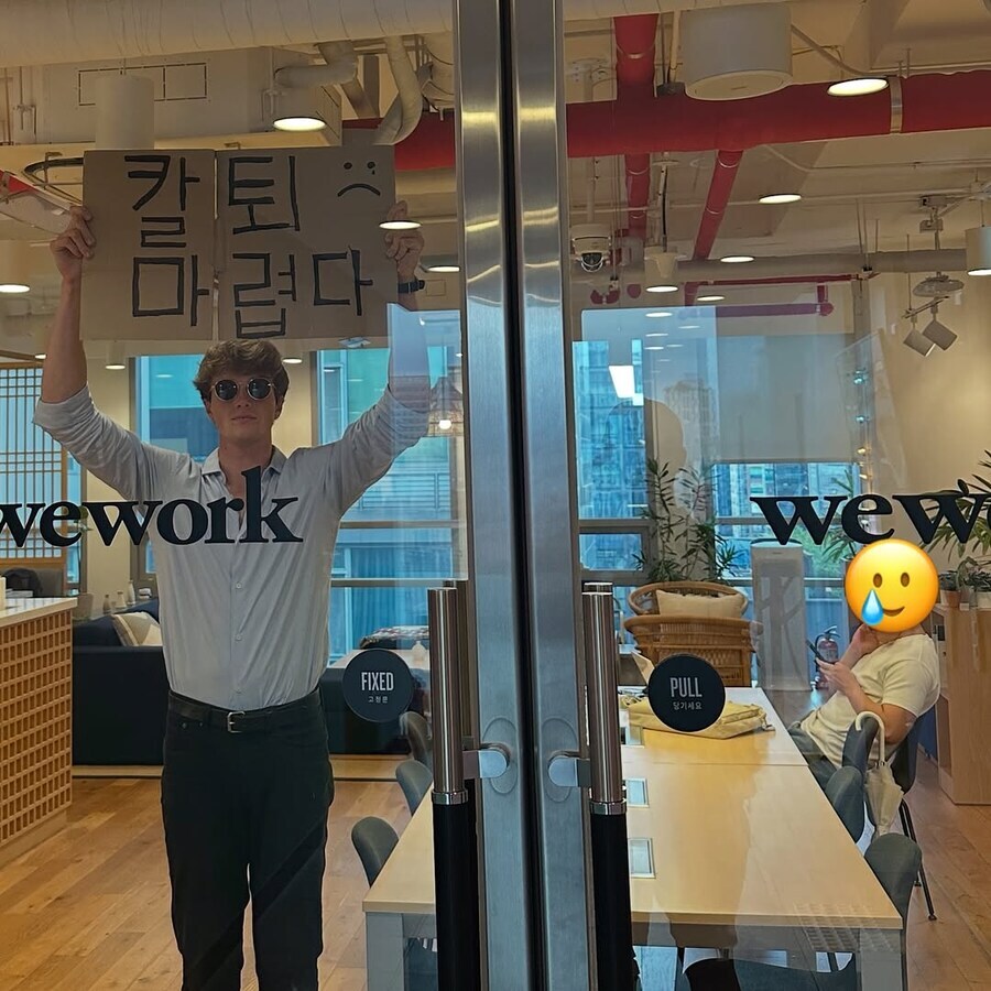 한국에서 피켓드는 외국인_8.jpg