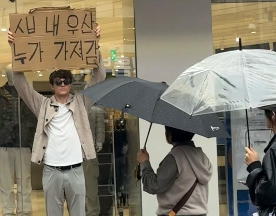 한국에서 피켓드는 외국인_10.jpg