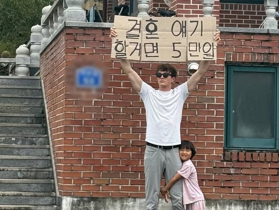 한국에서 피켓드는 외국인_12.jpg