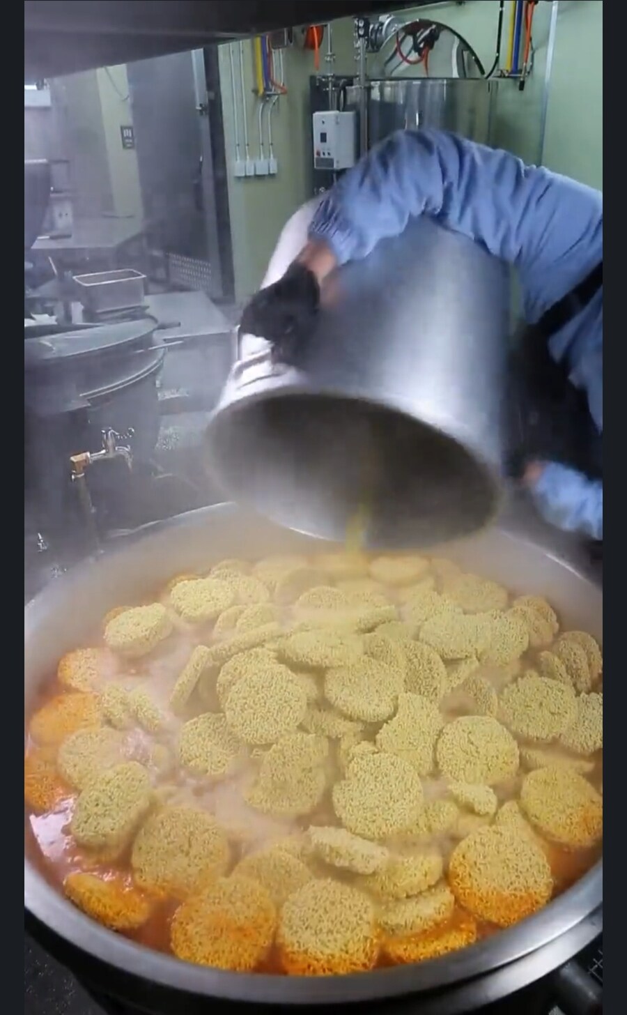 라면은 많이 끓여야 맛있어_2.jpg