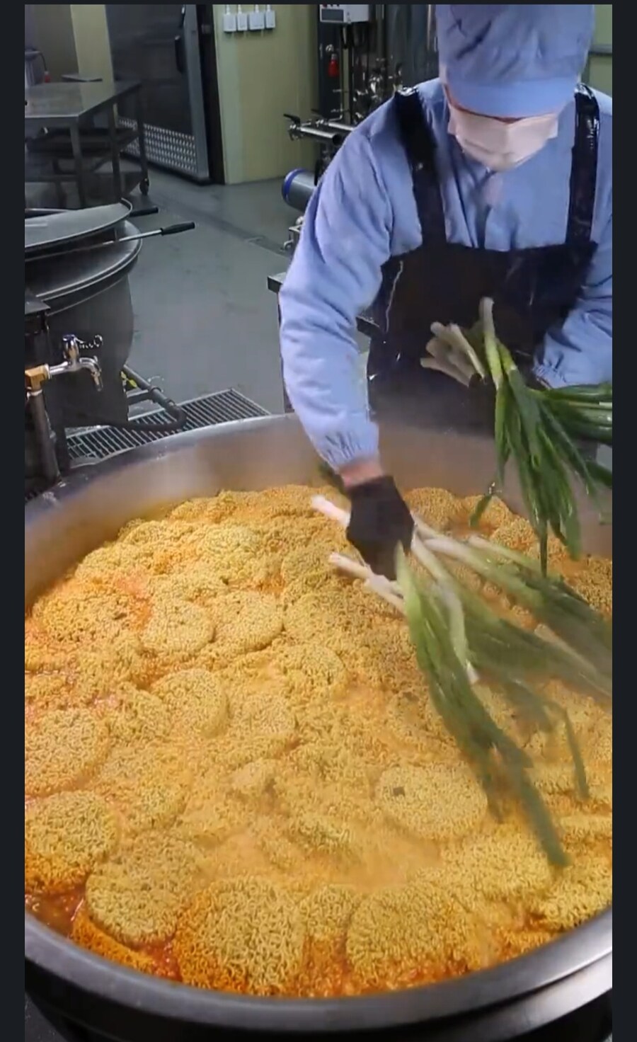 라면은 많이 끓여야 맛있어_3.jpg