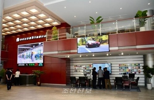 와 드디어 북한에도 자동차 전시장 생겼네 ㅋㅋㅋ_1.jpg