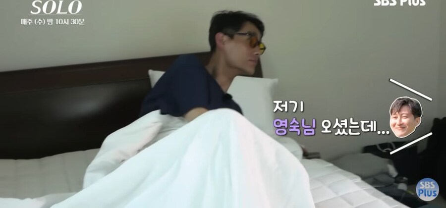 침대에서 바지 벗고 여출 맞이하는 남출_2.jpg