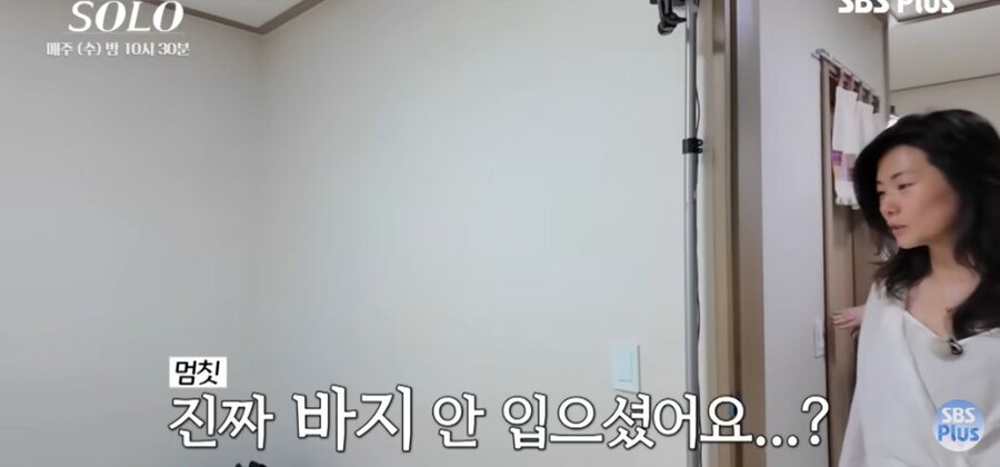 침대에서 바지 벗고 여출 맞이하는 남출_8.jpg