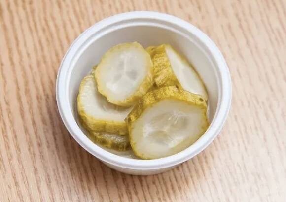 의외로 외국에서 피자 시키면 주지 않는것_1.jpg