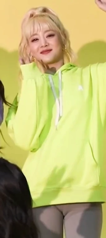 호불호 갈리는 복장 gif_2.webp