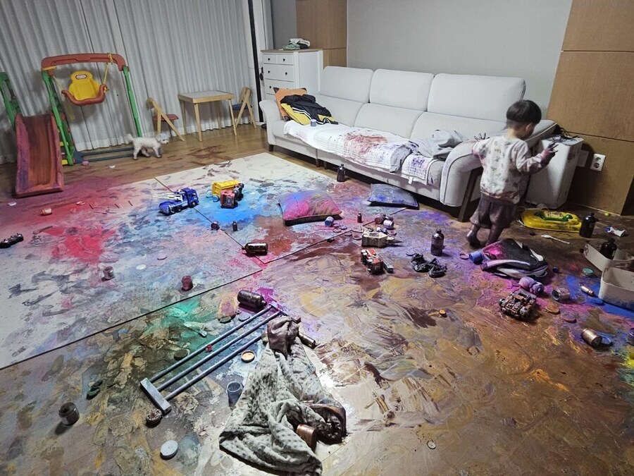 쓰레기 버리러 간 사이 딱 10분만에 일어난 삼형제 작품이야_2.jpg