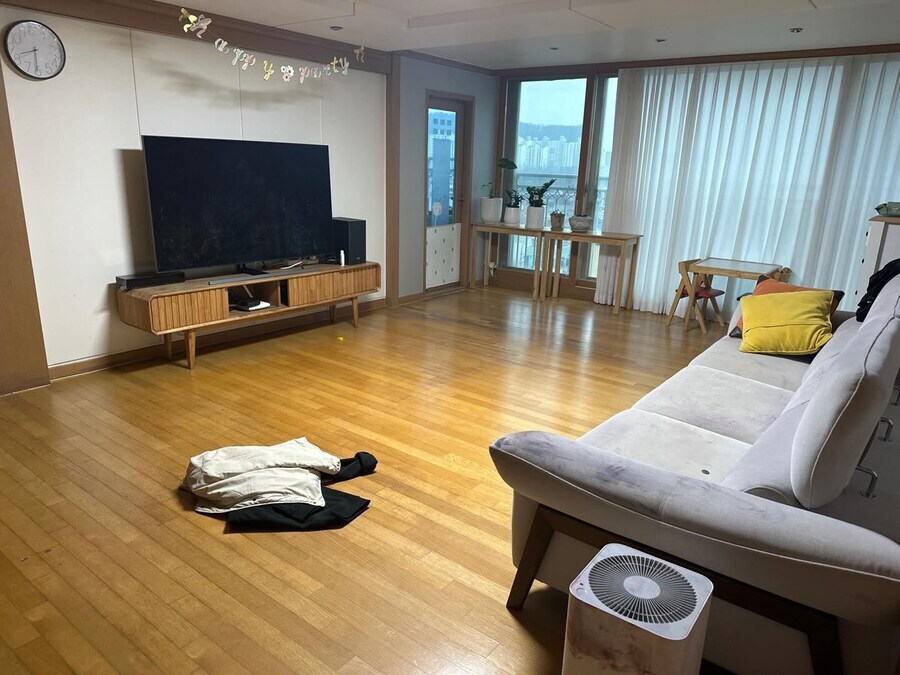 쓰레기 버리러 간 사이 딱 10분만에 일어난 삼형제 작품이야_3.jpg