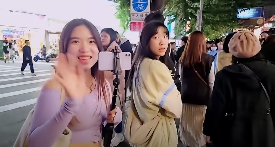 잘생긴 남자를 본 여자의 반응_1.jpg