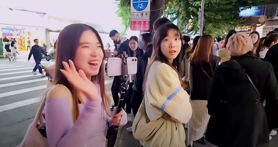 잘생긴 남자를 본 여자의 반응_2.jpg