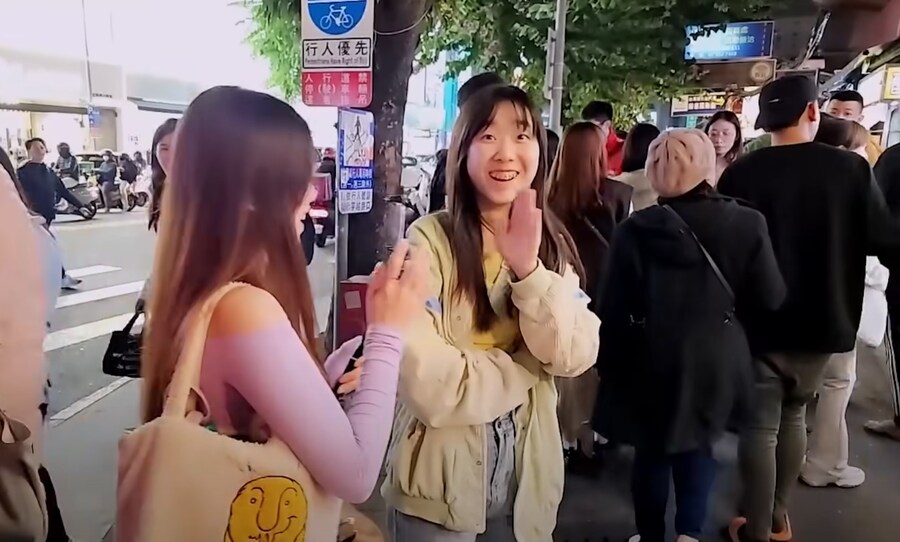 잘생긴 남자를 본 여자의 반응_3.jpg