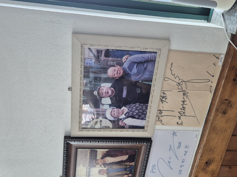 난 연예인 싸인 붙은 음식점 좋아함_1.jpg