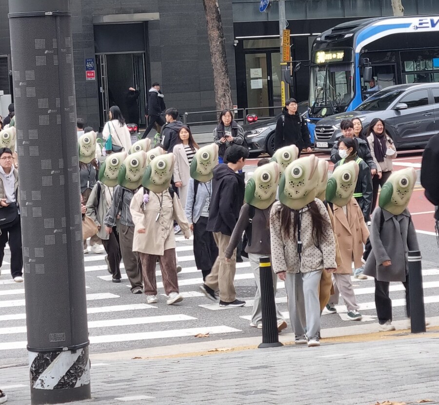 집 가는데 본 이상한 사람들 ㄷㄷㄷ_1.jpg