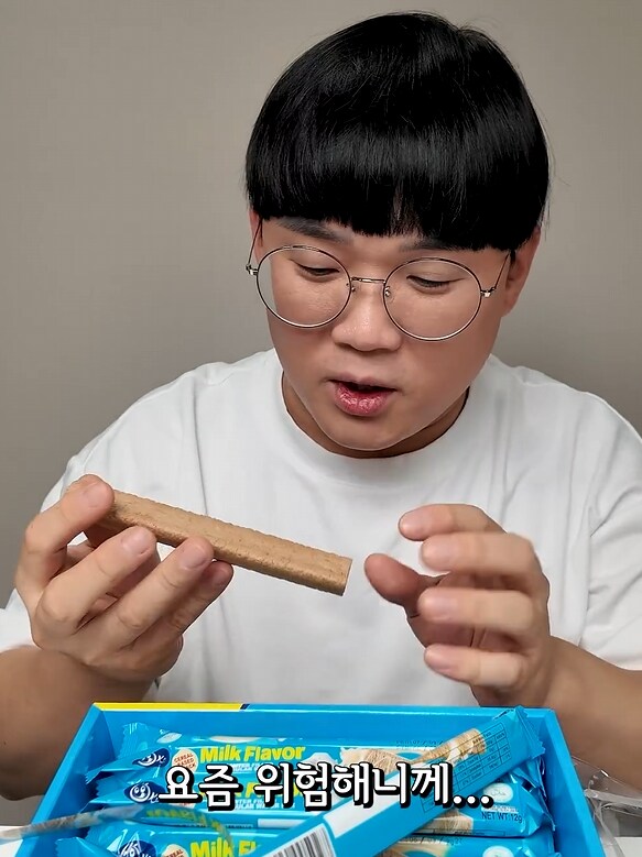 회피기동 중인 음식 유튜버_3.png