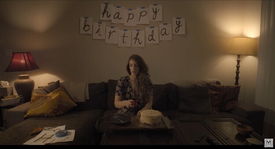 아싸가 혼자서 생일파티하면 벌받는다는 교훈을 주는 영화_1.jpg