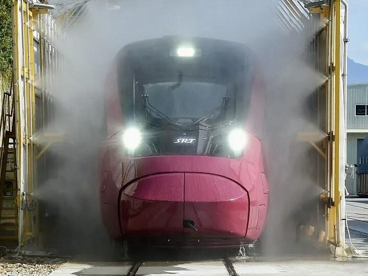 할머니집 고무 다라이 같다는 신상 기차_2.jpg