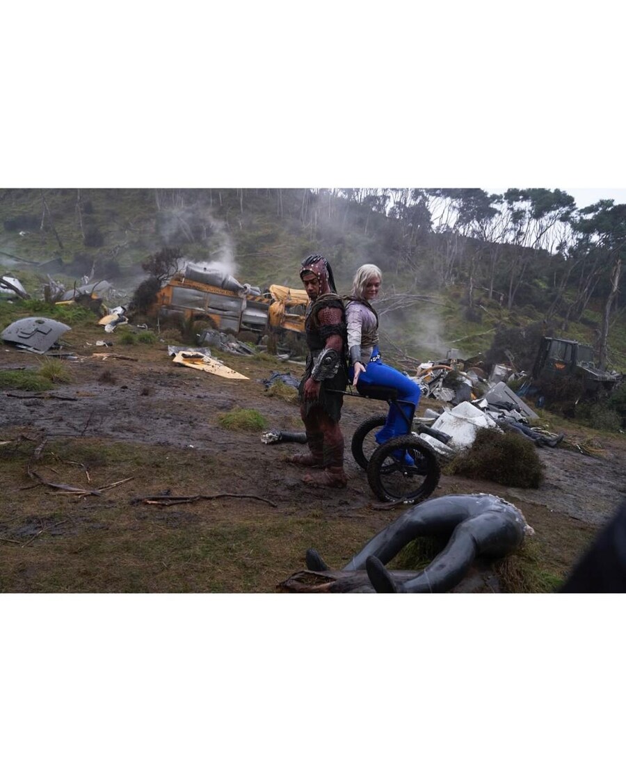 프레데터) 상반신 연기를 해야 했던 엘 패닝_2.jpg