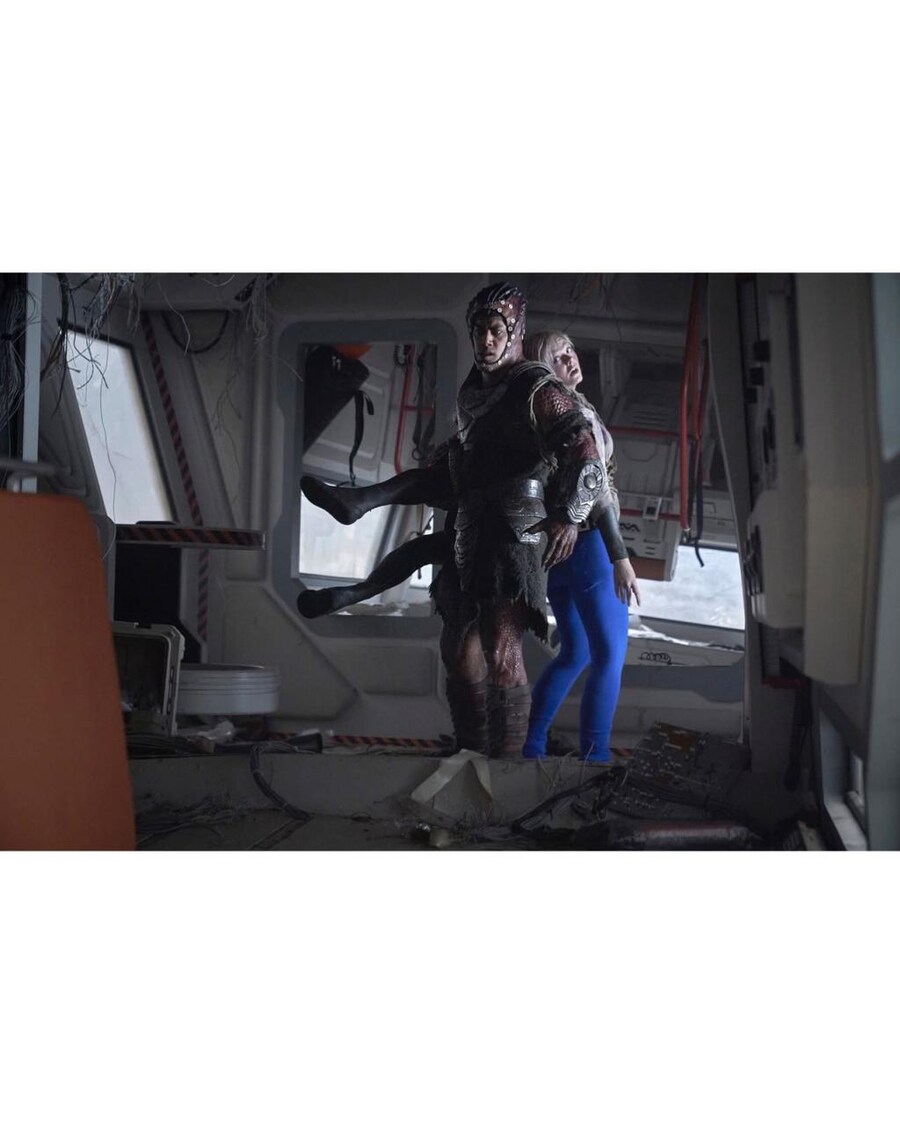 프레데터) 상반신 연기를 해야 했던 엘 패닝_4.jpg