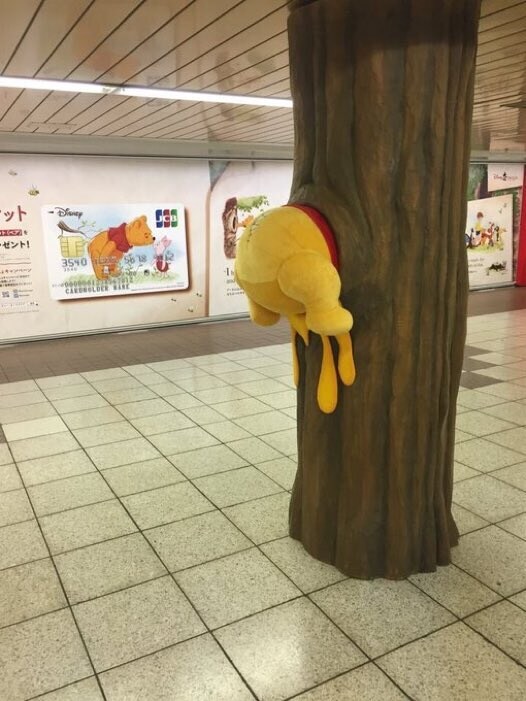 지하철 역기둥으로 사용된 곰돌이 푸.jpg_1.jpg