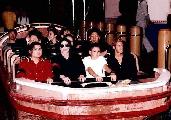 롯데월드에서 신밧드의 모험 타는 마이클 잭슨.jpg_1.jpg