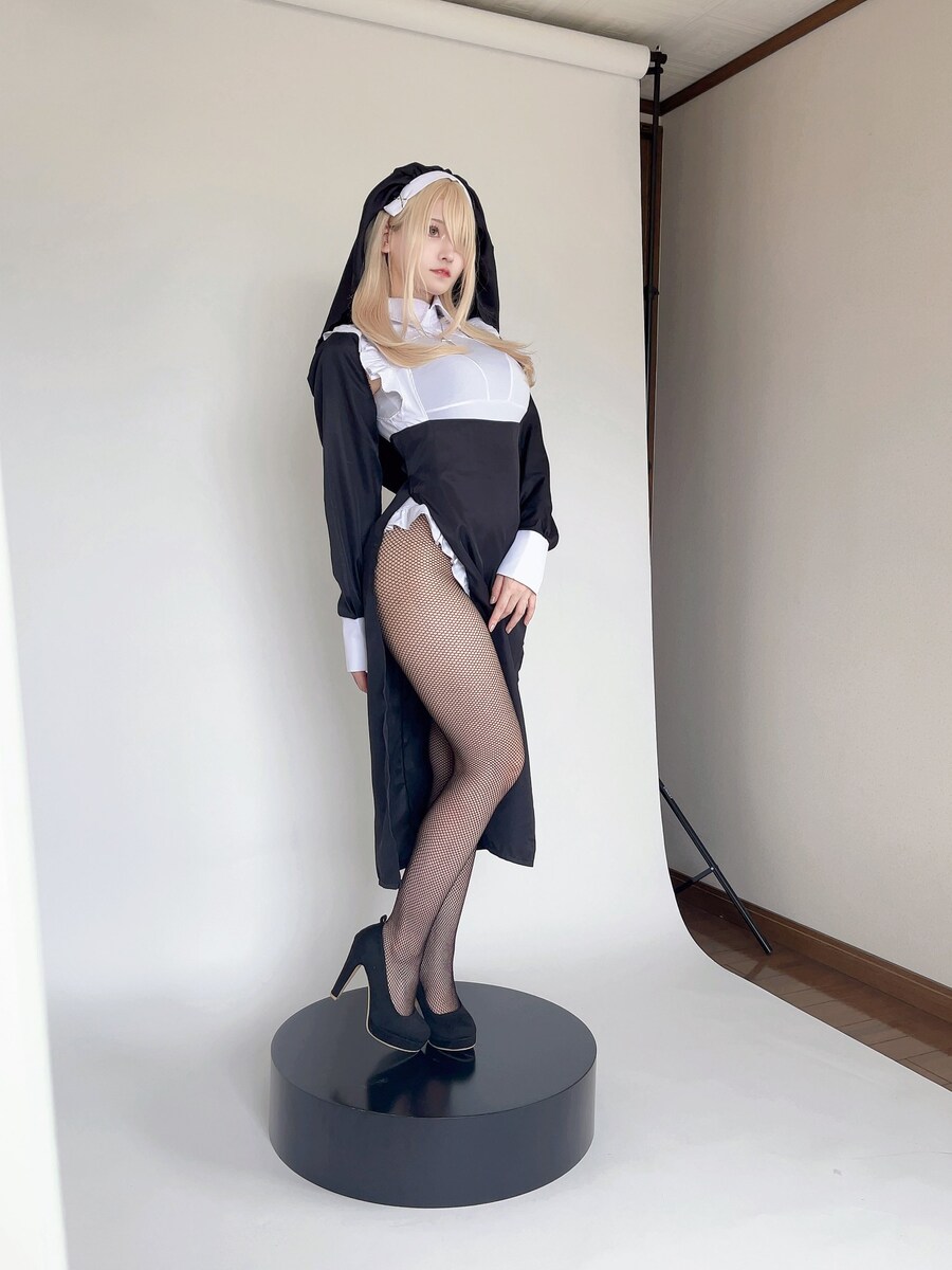 망사스타킹 신은 수녀 코스프레_12.jpg