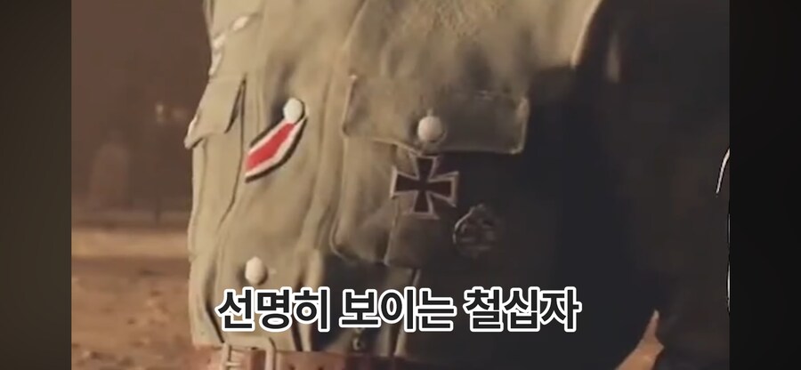 인디아나 존스 게임 하는 독일인_1.png