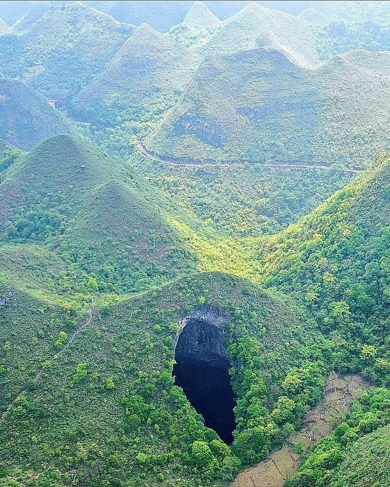 중국에서 발견된 초대형 싱크홀 ㄷㄷㄷ;;_1.jpg