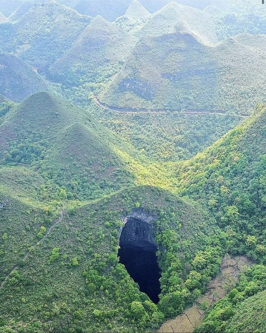 중국의 초거대 싱크홀_3.jpg