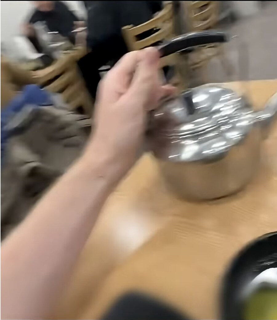 한국 관광와서 한식당을 찾은 외국 유투버_1.png