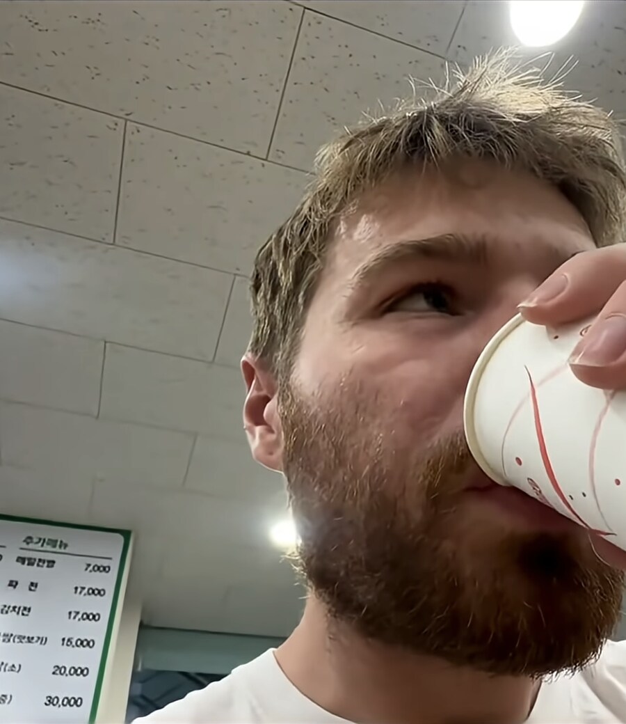 한국 관광와서 한식당을 찾은 외국 유투버_5.png