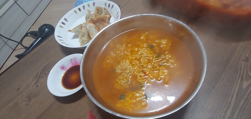 야들아 물을 많이 먹어야 피부미인 된데_3.jpg