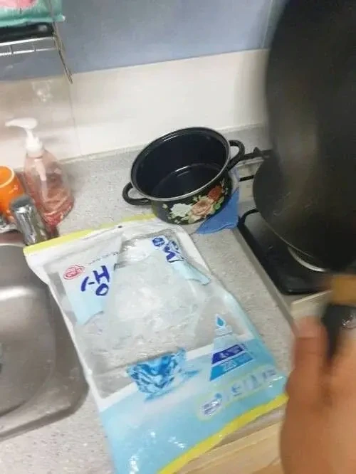 얼음 깨부수려고 후라이팬으로 내려쳤는데.jpg_1.webp