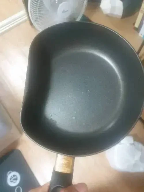 얼음 깨부수려고 후라이팬으로 내려쳤는데.jpg_3.webp