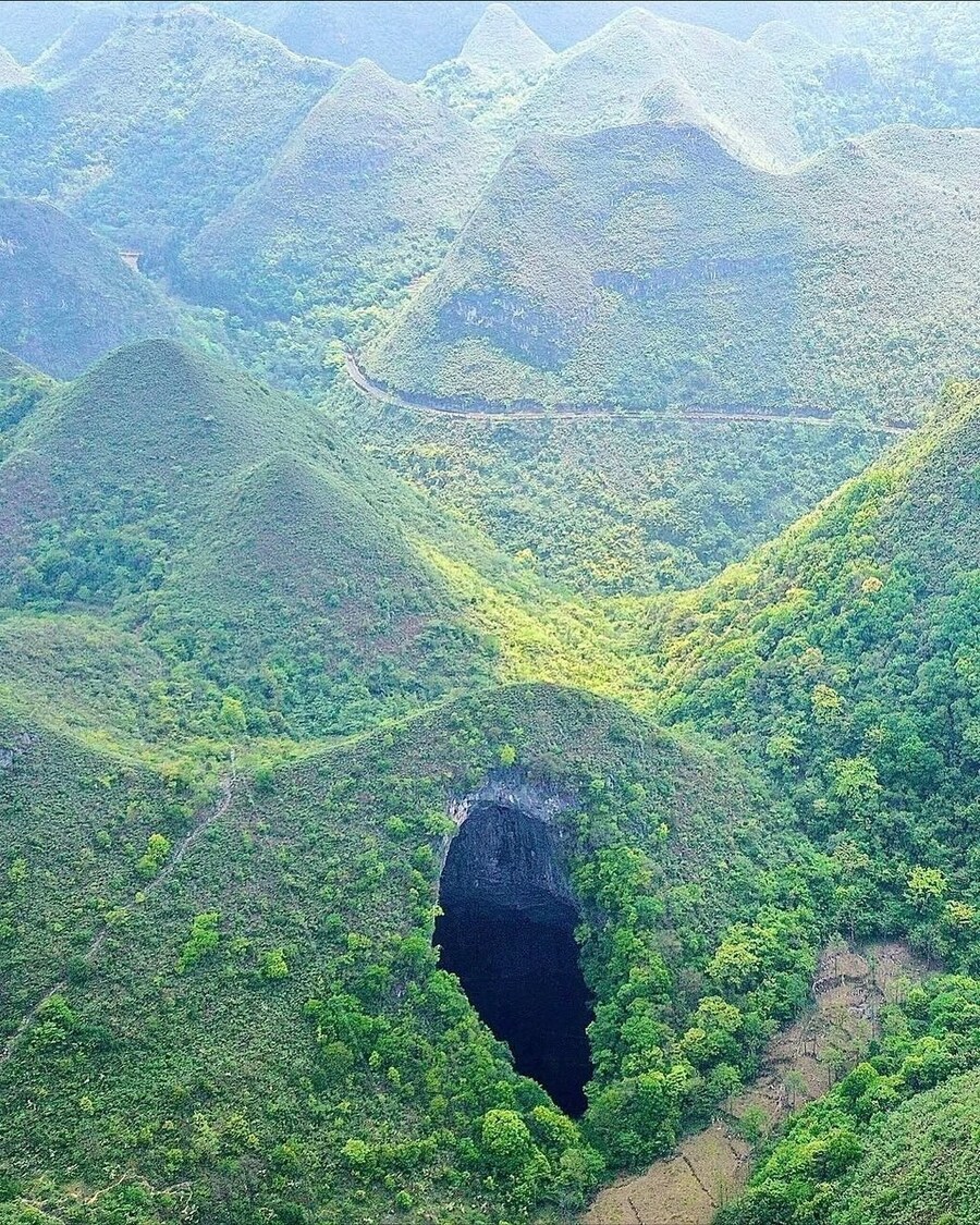 중국에서 발견된 초대형 씽크홀.jpg_1.jpg