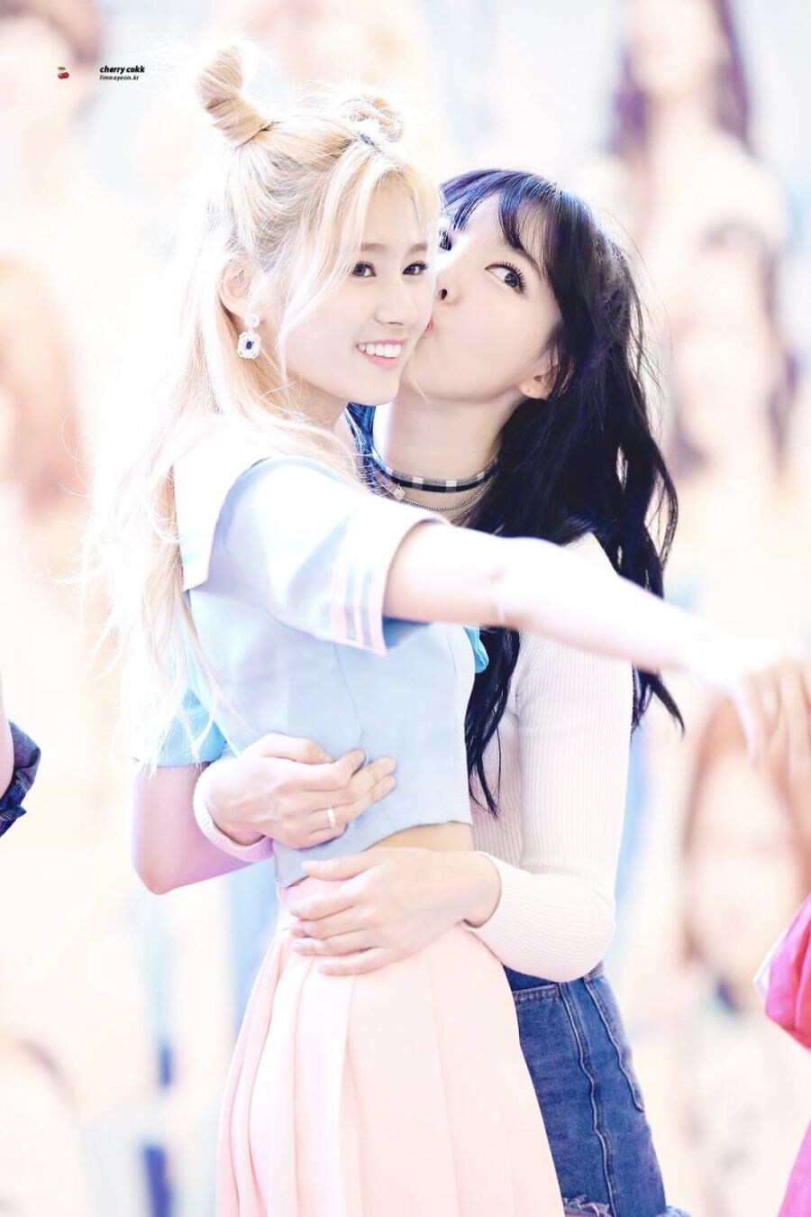 트와이스 사나 나연 뽀뽀_1.jpg