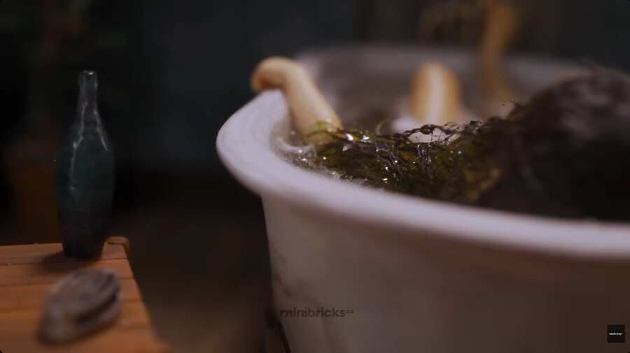 어둠의 존재가 자신을 노리는지도 모르고 속 편히 목욕하는 누나_1.jpg