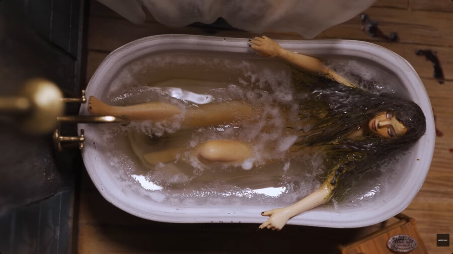 어둠의 존재가 자신을 노리는지도 모르고 속 편히 목욕하는 누나_2.jpg