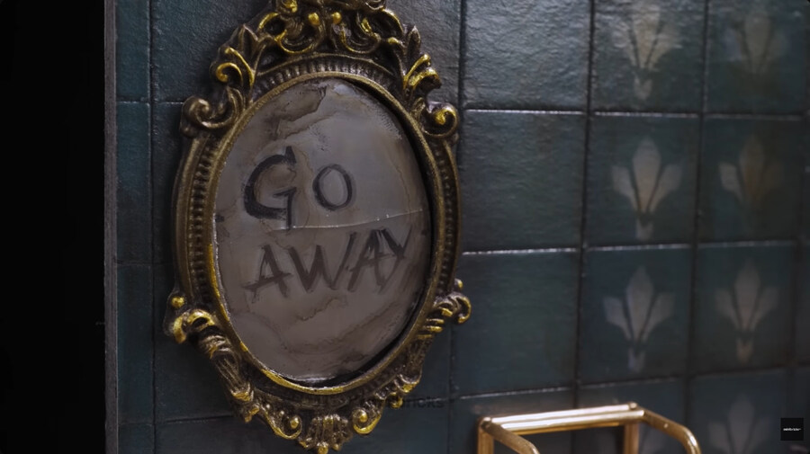 어둠의 존재가 자신을 노리는지도 모르고 속 편히 목욕하는 누나_3.jpg