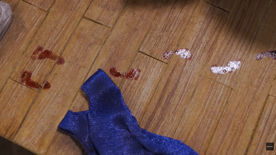 어둠의 존재가 자신을 노리는지도 모르고 속 편히 목욕하는 누나_4.jpg