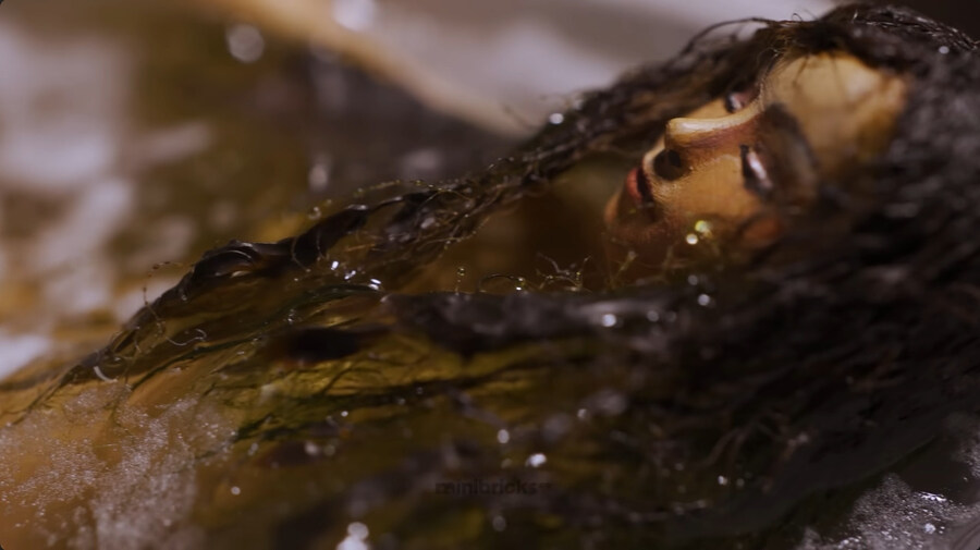 어둠의 존재가 자신을 노리는지도 모르고 속 편히 목욕하는 누나_6.jpg