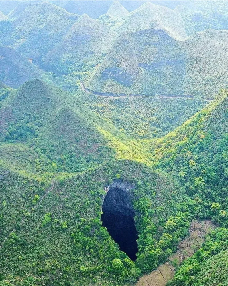중국에서 발견된 초대형 싱크홀._1.webp