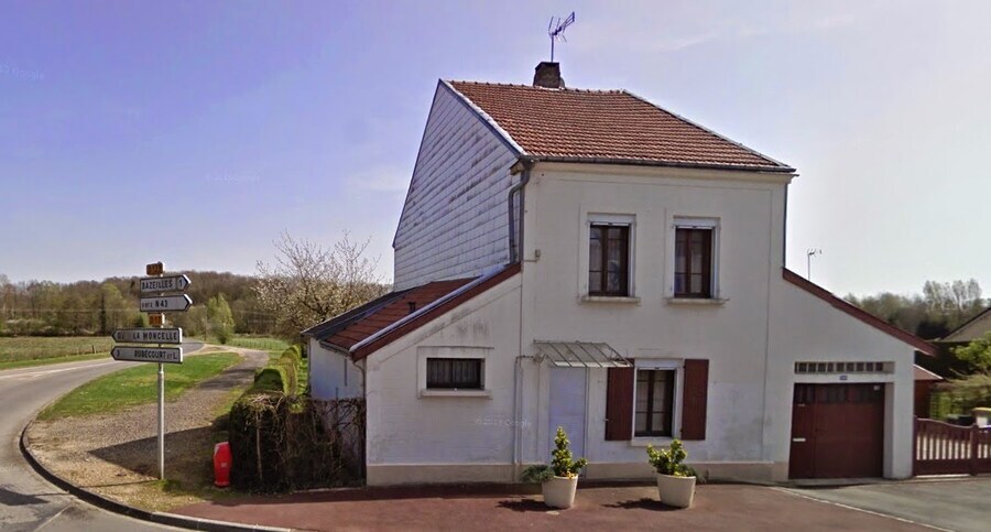 오래전 전쟁 이후에도 살아남은 가정집_1.jpg