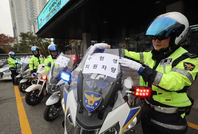 수능날 의외로 부정적 반응이 많은 경찰 지원.jpg_3.jpg