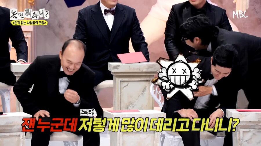 저분은 누구신데 스태프를 몰고다니는거니?_14.png