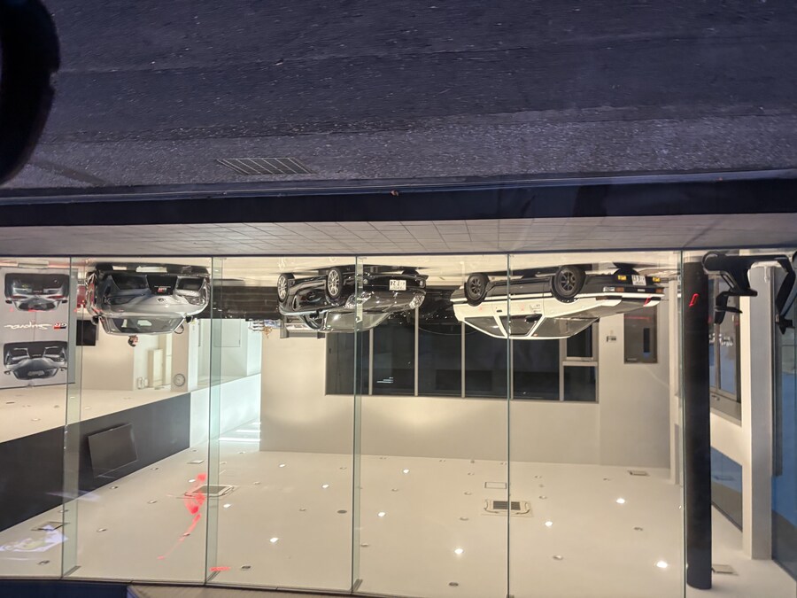 어딘가 수상한 토요타 매장_1.jpg