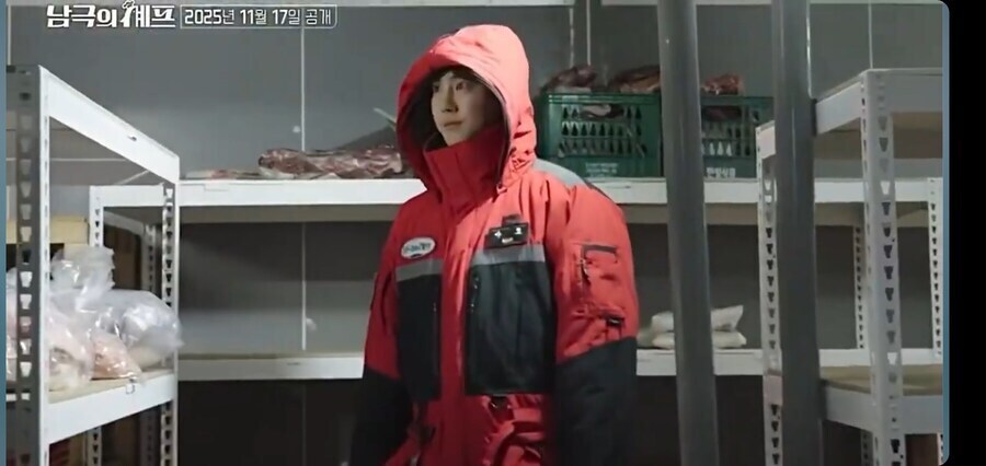 바닥을 보이는 남극기지 식자재 털러가는 남극의 셰프.jpg_4.jpg